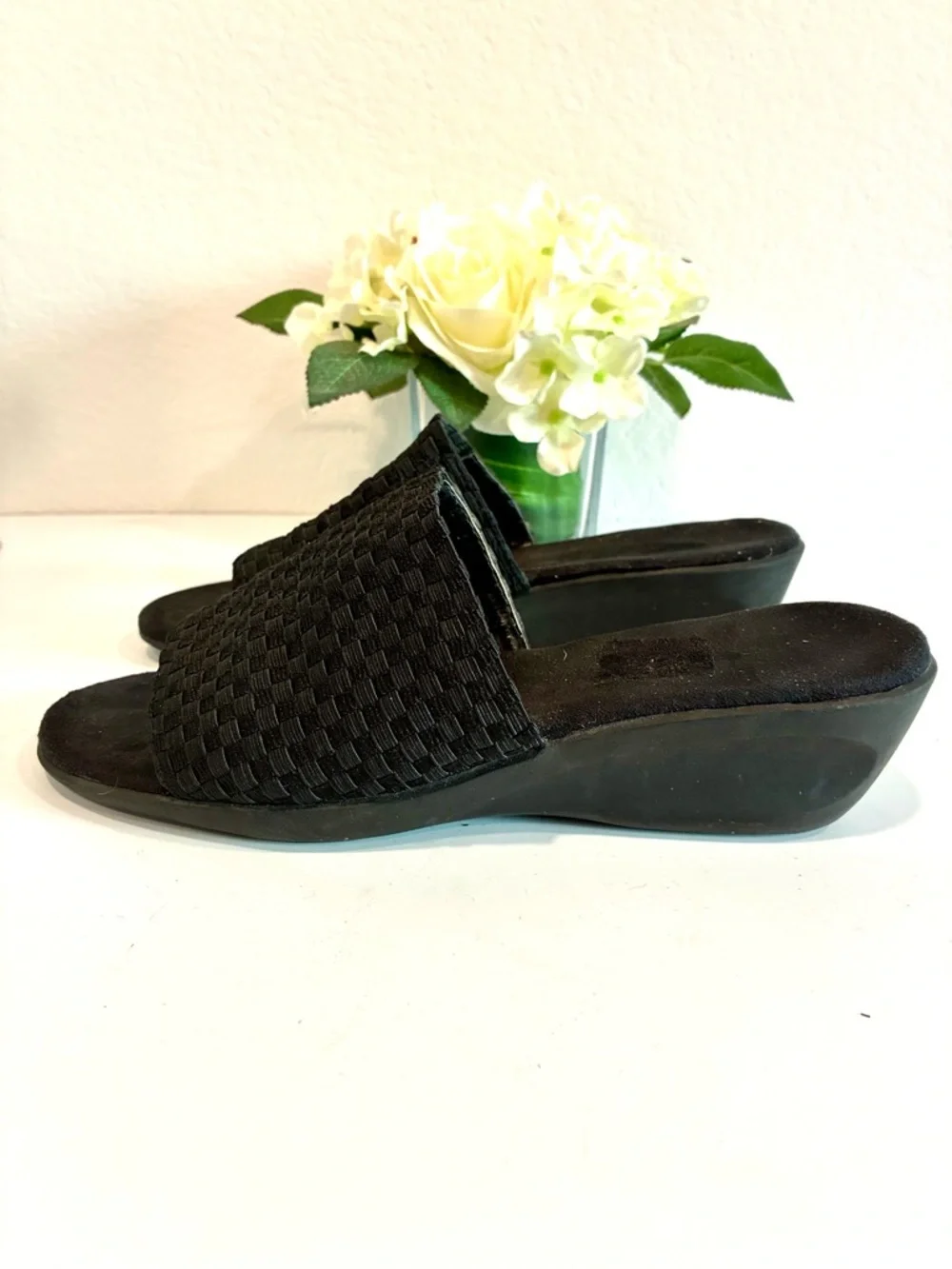 Preowned Aerosoles sandals size 8.5 black